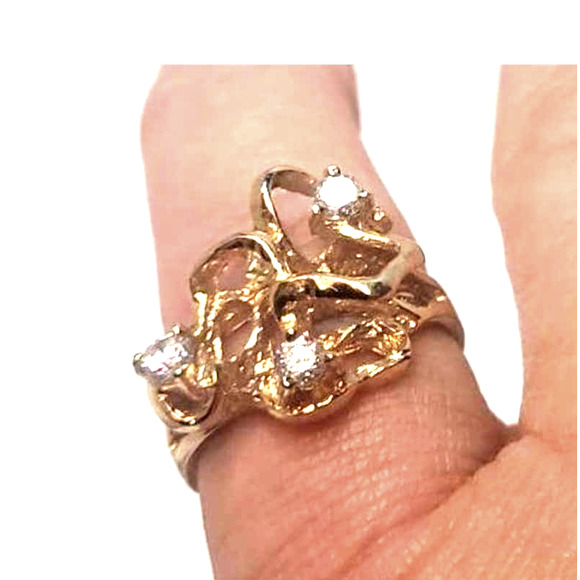 Sweetly Unique Golden Ribbon Rhinestone Ring Size 7 - Picture 5 of 12